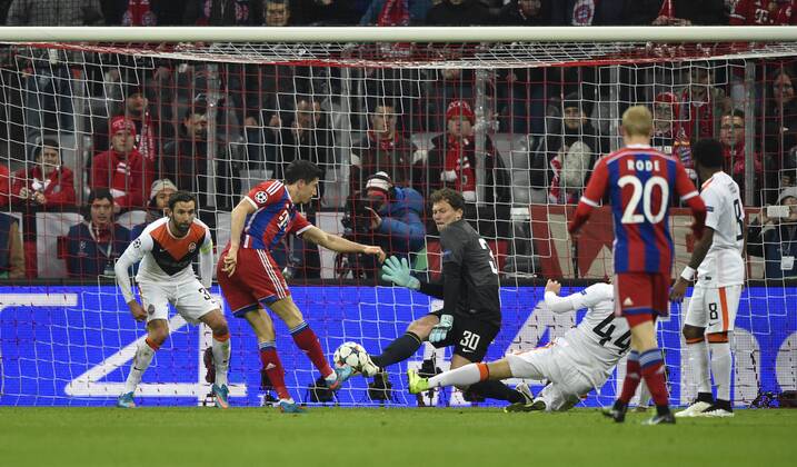 Robert Lewandowski FC Bayern München Torschuss Aktion scheitert an Torwart Torhüter Andriy Pyatov FC Shakhtar Donetsk Schachtar Donezk FC Bayern München FCB gegen FC Shakhtar Donetsk Schachtar Schachtjor Donezk Fußball Herren GER Champions-League CL Achtelfinale Rückspiel Saison 2014 2015 München Allianz Arena 11.03.2015 FC Bayern München FCB gegen FC Shakhtar Donetsk Schachtar Schachtjor Donezk