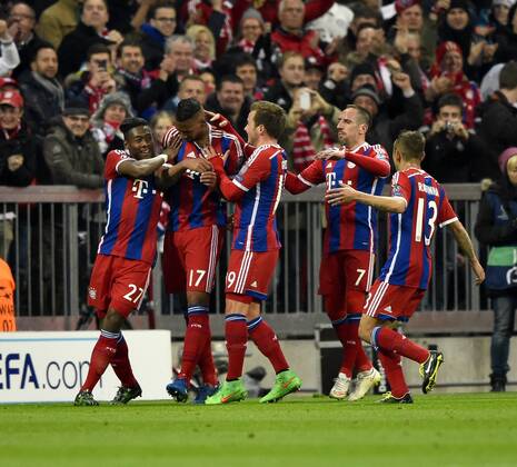 TOR zum 2:0 durch Jerome Boateng FC Bayern München Torjubel, Jubel, Freude, Emotion mit dem Team FC Bayern München FCB gegen FC Shakhtar Donetsk Schachtar Schachtjor Donezk Fußball Herren GER Champions-League CL Achtelfinale Rückspiel Saison 2014 2015 München Allianz Arena 11.03.2015 FC Bayern München FCB gegen FC Shakhtar Donetsk Schachtar Schachtjor Donezk