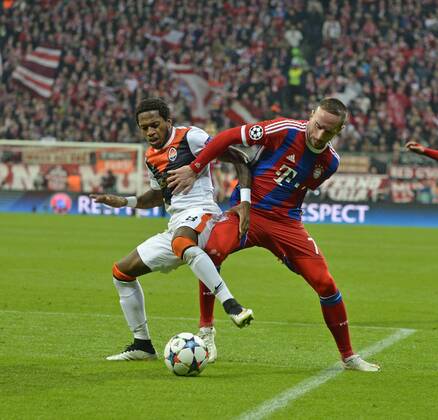 11.03.2015, Fussball Champions League 2014 2015, Achtelfinale Rückspiel, FC Bayern München - Schachtar Donezk, in der Allianzarena München. v.li: Fred (Donezk) gegen Franck Ribery (München). 