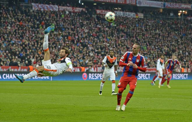 11.03.2015, Fussball Champions League 2014 2015, Achtelfinale Rückspiel, FC Bayern München - Schachtar Donezk, in der Allianzarena München. li: Darijo Srna (Donezk) Fallrückzieher, re: Franck Ribery (München). 