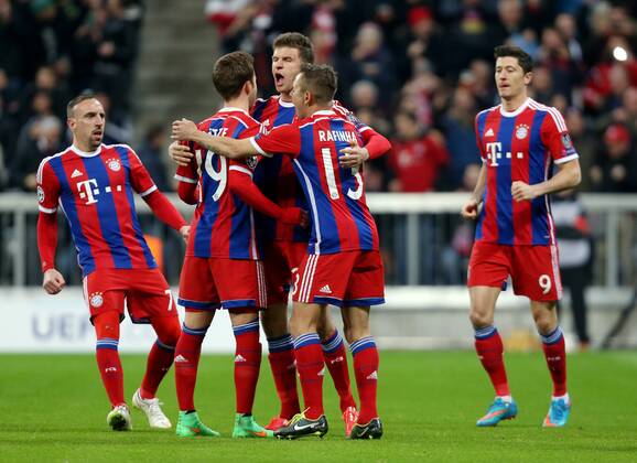 München Fußball Champions League FC Bayern München vs. Shakhtar Donetsk, Mitte Torschütze Thomas Müller (Bayern) jubelt über sein Elfmetertor zum 1:0 mit v.l. Frank Ribery, Mario Götze, Rafinha und hinten Robert Lewandowski