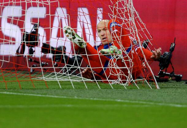 München Fußball Champions League FC Bayern München vs. Shakhtar Donetsk, Arjen Robben (Bayern) im Tor