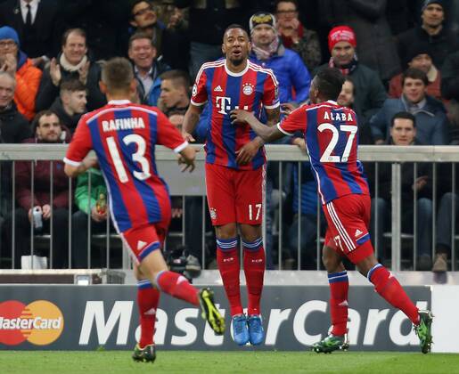 München Fußball Champions League FC Bayern München vs. Shakhtar Donetsk, Mitte Torschütze Jerome Boateng (Bayern) freut sich über sein Tor zum 2:0 mit Rafinha und David Alaba (rechts)
