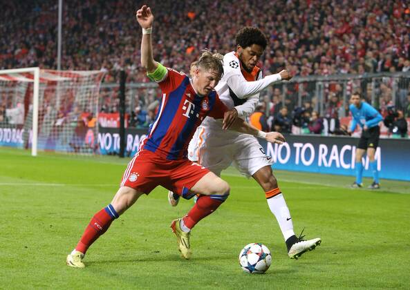 München Fußball Champions League FC Bayern München vs. Shakhtar Donetsk, v.l. Bastian Schweinsteiger (Bayern), Luiz Adriano (Donetsk)