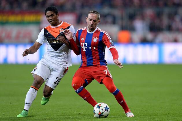 Fußball Champions League Achtelfinale Bayern München - Schachtar Donezk am 11.03.2015 in der Allianz Arena in München Douglas Costa ( Donezk ), links - Franck Ribery ( München ), rechts