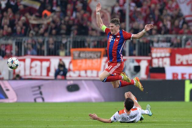 Fußball Champions League Achtelfinale Bayern München - Schachtar Donezk am 11.03.2015 in der Allianz Arena in München Taras Stepanenko ( Donezk ), unten - Bastian Schweinsteiger ( München ), oben
