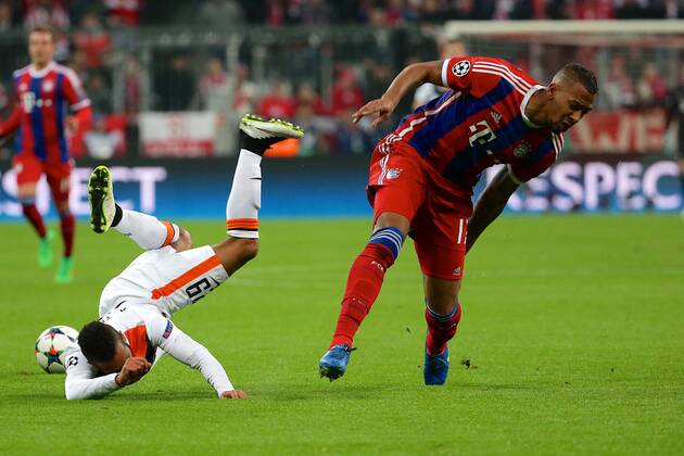 Mittwoch 11.03.2015, UEFA Champions League, Saison 2014 2015, Achtelfinale Rueckspiel in Muenchen, FC Bayern Muenchen - FC Shakhtar Donetsk Jerome Boateng ( 17, Bayern Muenchen) re. trennt Alex Teixeira ( 29, Schachtar Donezk) fair vom Ball DeFodi5Y4A0429