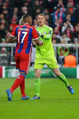 Mittwoch 11.03.2015, UEFA Champions League, Saison 2014 2015, Achtelfinale Rueckspiel in Muenchen, FC Bayern Muenchen - FC Shakhtar Donetsk Torhueter Manuel Neuer ( 1, Bayern Muenchen) re. haelt Jerome Boateng ( 17, Bayern Muenchen) zurÅ¸ck, als dieser Douglas Costa ( 20, Schachtar Donezk) nicht im Bild losgehen wollte DeFodi5Y4A0429