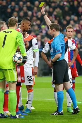 Mittwoch 11.03.2015, UEFA Champions League, Saison 2014 2015, Achtelfinale Rueckspiel in Muenchen, FC Bayern Muenchen - FC Shakhtar Donetsk Schiedsrichter William Collum (SCO) re. zeigt Jerome Boateng ( 17, Bayern Muenchen) 2.v.l. die gelbe Karte DeFodi5Y4A0429