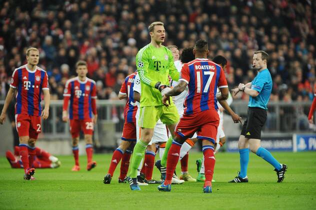 Rudelbildung nach einem Foul an Franck Ribery (FC Bayern Muenchen). Torwart Manuel Neuer (FC Bayern Muenchen) versucht Jerome Boateng (FC Bayern Muenchen) zu beruhigen. FC Bayern Muenchen - Schachtar Donezk, Fussball, Champions League, Achtelfinale, Rueckspiel, 11.03.2015, EP_WSE