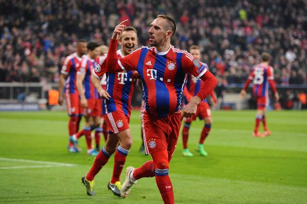 Torjubel von Franck Ribery (FC Bayern Muenchen) nach seinem Treffer zum 3:0. Unter demTrikot versteckt er den Spielball. FC Bayern Muenchen - Schachtar Donezk, Fussball, Champions League, Achtelfinale, Rueckspiel, 11.03.2015, EP_WSE