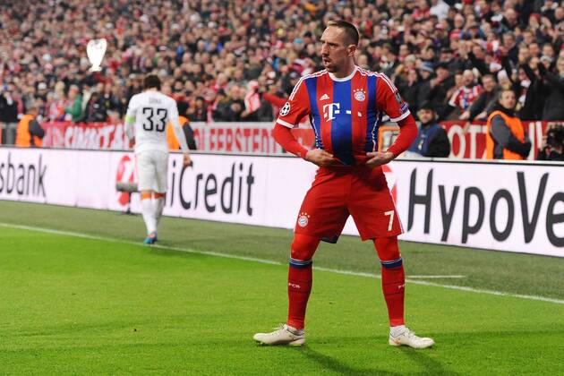 Torjubel von Franck Ribery (FC Bayern Muenchen) nach seinem Treffer zum 3:0. Unter demTrikot versteckt er den Spielball. FC Bayern Muenchen - Schachtar Donezk, Fussball, Champions League, Achtelfinale, Rueckspiel, 11.03.2015, EP_WSE