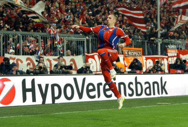 München Fußball Champions League FC Bayern München vs. Shakhtar Donetsk, Torschütze Franck Ribery (Bayern) feiert sein Tor zum 3:0 mit Ball unter dem Bauch