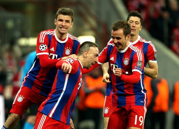 München Fußball Champions League FC Bayern München vs. Shakhtar Donetsk; Torschütze Franck Ribery (Bayern) feiert sein Tor zum 3:0 mit Thomas Müller (links), Mario Götze (2.v.r.) und Robert Lewandowski