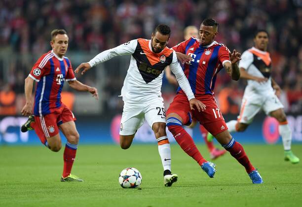 FUSSBALL CHAMPIONS LEAGUE SAISON 2014 2015 ACHTELFINAL RUECKSPIEL FC Bayern Muenchen - FC Schachtar Donezk 11.03.2015 Alex Teixeira (li, FC Shakhtar Donetsk) gegen Jerome Boateng (re, FC Bayern Muenchen) 
