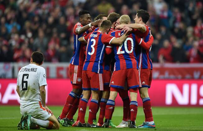 FUSSBALL CHAMPIONS LEAGUE SAISON 2014 2015 ACHTELFINAL RUECKSPIEL FC Bayern Muenchen - FC Schachtar Donezk 11.03.2015 Die Bayern bejubeln um David Alaba, Rafinha, Sebastian Rode und Robert Lewandowski (v.l., alle FC Bayern Muenchen) ihren Treffer. Taras Stepanenko (li, FC Shakhtar Donetsk) wendet sich enttaeuscht ab 