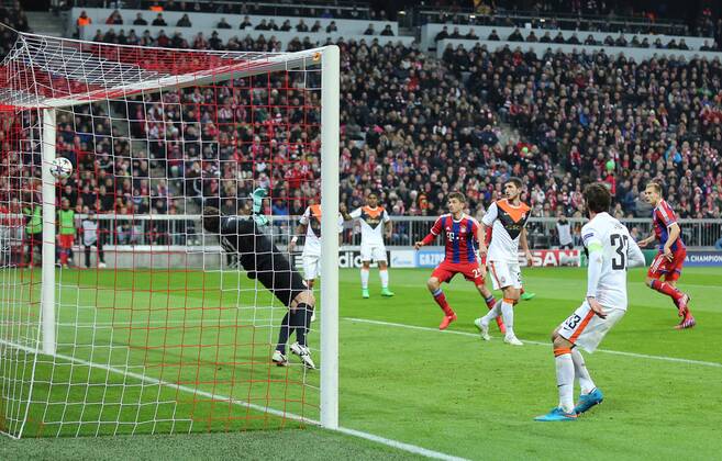 Holger BADSTUBER, FCB 28 Torschuss, schiesst das Tor zum 5-0 FC BAYERN MUENCHEN - FC SCHACHTAR DONEZK , Fussball UEFA Champions League, Achtelfinale Rueckspiel, Muenchen, 11.03.2015 CL Saison 2014 2015, FCB, Muenchen