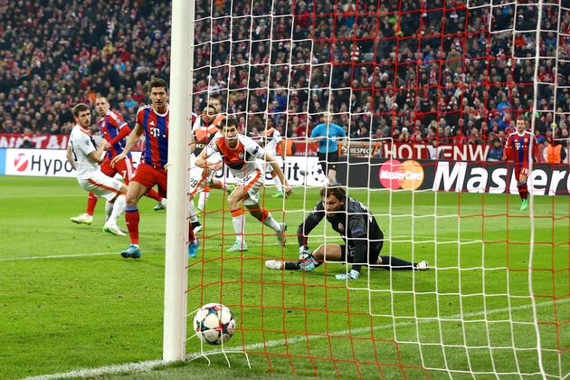 Mittwoch 11.03.2015, UEFA Champions League, Saison 2014 2015, Achtelfinale Rueckspiel in Muenchen, FC Bayern Muenchen - FC Shakhtar Donetsk Franck Ribery ( 7, Bayern Muenchen) 2.v.l. erzielt das 3:0, Torhueter Andriy Pyatov ( 30, Schachtar Donezk) re. kann dem Ball nur hinter her sehen DeFodi5Y4A0429