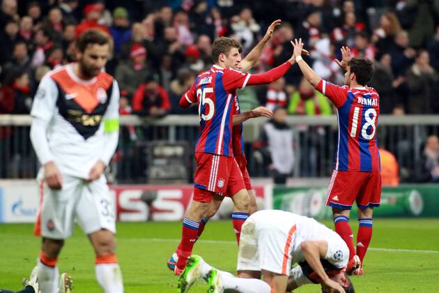 Thomas Müller, Robert Lewandowski, Juan Bernat (FC Bayern) jubeln. Dario Srna, Serhiy Kryvtsov (FC Schachtar Donezk ) am Boden Fussball UEFA Champions League FC Bayern München - FC Schachtar Donezk 11.03.2015