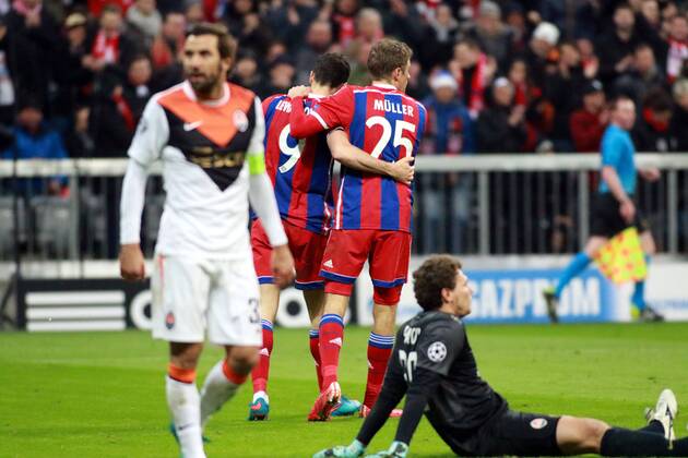 Thomas Müller, Robert Lewandowski (FC Bayern) jubeln. Dario Srna, Torwart Andriy Pyatov v (FC Schachtar Donezk ) am Boden Fussball UEFA Champions League FC Bayern München - FC Schachtar Donezk 11.03.2015