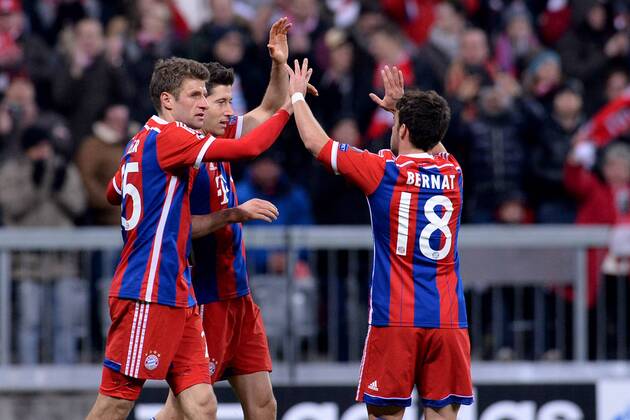 Fußball Champions League Achtelfinale Bayern München - Schachtar Donezk am 11.03.2015 in der Allianz Arena in München Torjubel zum 6:0 durch Robert Lewandowski ( München ), hinten