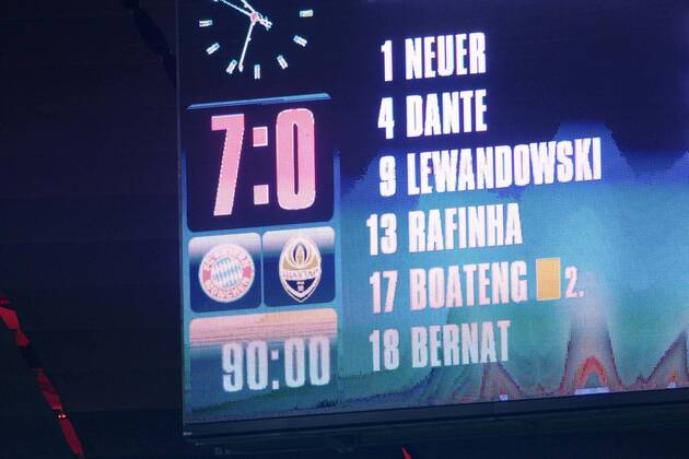 Fußball Champions League Achtelfinale Bayern München - Schachtar Donezk am 11.03.2015 in der Allianz Arena in München Die Anzeigentafel zeigt den Endstand an