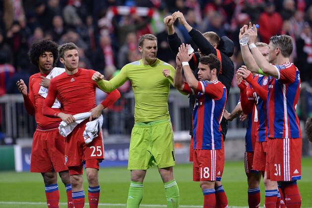 Fußball Champions League Achtelfinale Bayern München - Schachtar Donezk am 11.03.2015 in der Allianz Arena in München Die Münchener Spieler freuen sich über den Sieg