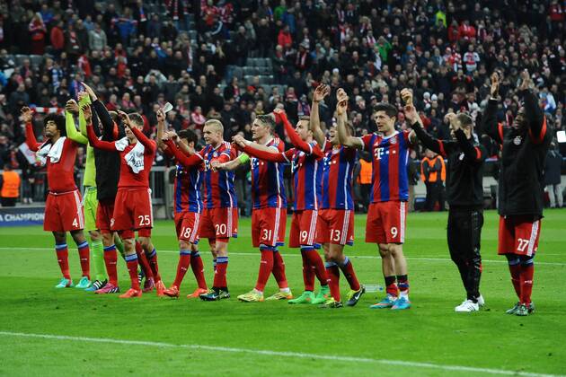Fußball Champions League Achtelfinale Bayern München - Schachtar Donezk am 11.03.2015 in der Allianz Arena in München Die Münchener Spieler freuen sich über den Sieg
