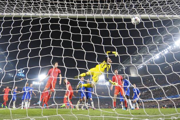 but de Thiago Silva (PSG) Thibaut Courtois (Chelsea) FOOTBALL : Chelsea fc vs PSG - League des Champions - arrivee - 11 03 2015 JBAutissier Panoramic 