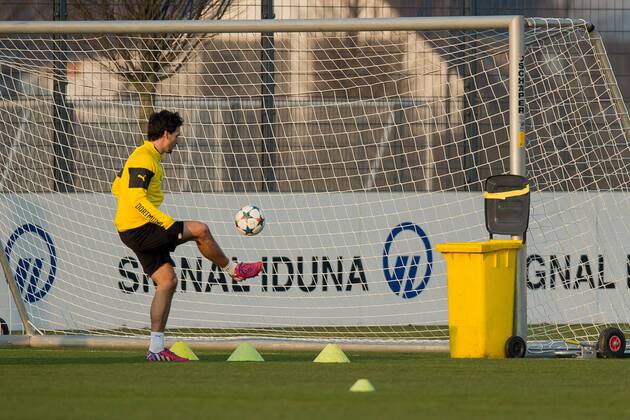 Montag 16.03.2015, Saison 2014 2015, Training BV Borussia Dortmund, Mats HUMMELS (BVB) eim muelltonnen schiessen DeFodi01001063111