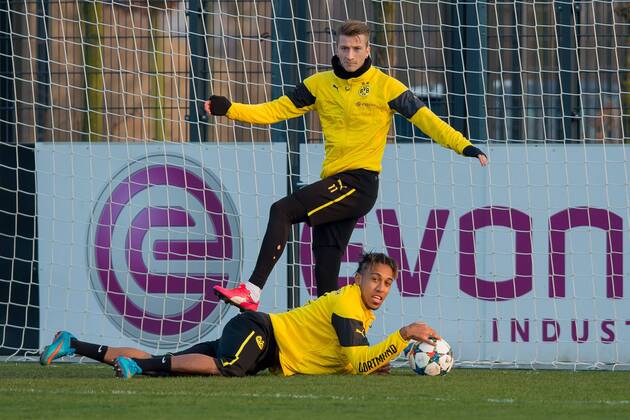 Montag 16.03.2015, Saison 2014 2015, Training BV Borussia Dortmund, Marco REUS (BVB) und Pierre-Emerick AUBAMEYANG (BVB) im Tor DeFodi01001063145