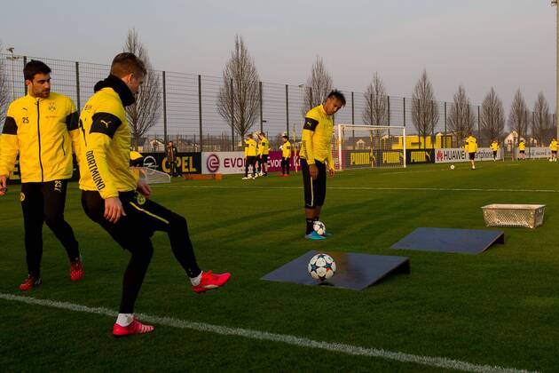 Montag 16.03.2015, Saison 2014 2015, Training BV Borussia Dortmund, Marco REUS (BVB) beim korb schiessen DeFodi01001063168
