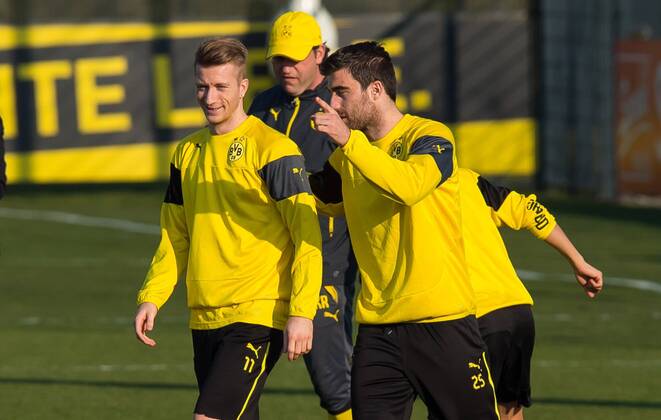 Dienstag 17.03.2015, CL, UEFA Champions League, Saison 2014 2015, Abschlusstraining in Dortmund, BV Borussia Dortmund, Marco REUS (BVB) und SOKRATIS (BVB), Gestik DeFodi01045019854