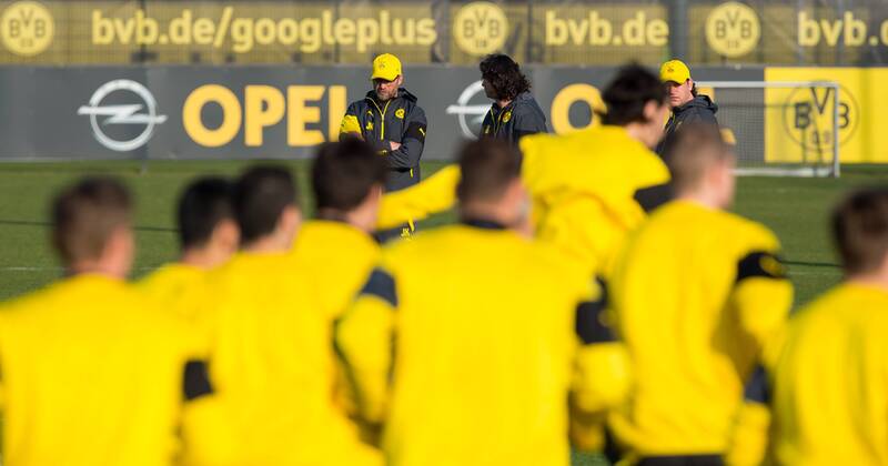 Dienstag 17.03.2015, CL, UEFA Champions League, Saison 2014 2015, Abschlusstraining in Dortmund, BV Borussia Dortmund, Feature, Juergen Klopp, Trainer BVB, vorne laeuft die Mannschaft DeFodi01045019855