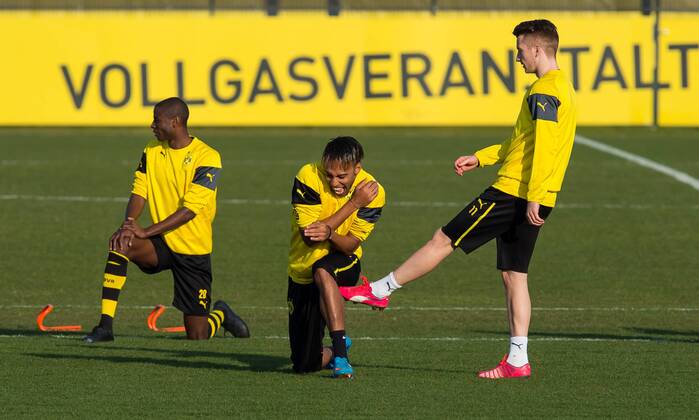 Dienstag 17.03.2015, CL, UEFA Champions League, Saison 2014 2015, Abschlusstraining in Dortmund, BV Borussia Dortmund, Marco REUS (BVB) tritt Pierre Emerick AUBAMEYANG (BVB), Spass, Lachen DeFodi01045019857
