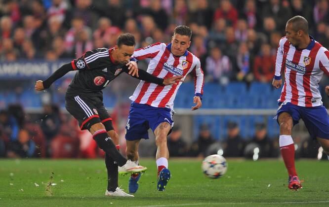 17.03.2015, xcox, Fussball UEFA Champions League, Atletico Madrid - Bayer 04 Leverkusen, v.l. Karim Bellarabi (Bayer 04 Leverkusen) - Gimenez (Atl. Madrid) -