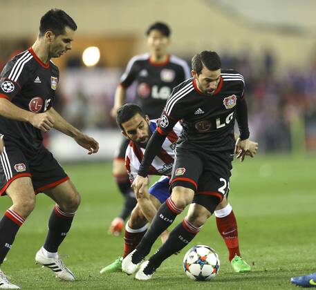 Foto: Gonzalo Castro ( Bayer 04 ) , gegen Arda Turan Fussball - Championsleague am Di. 17.03.2015 Achtelfinale, Atletico Madrid - Bayer 04 Leverkusen