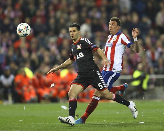 Foto: Emir Spahic ( Bayer 04 ) , gegen Mario Mandzukic Fussball - Championsleague am Di. 17.03.2015 Achtelfinale, Atletico Madrid - Bayer 04 Leverkusen