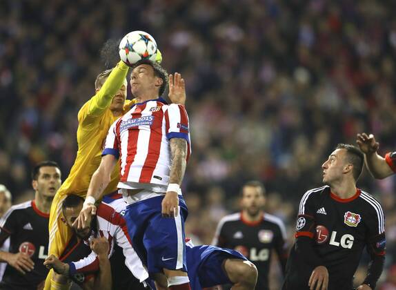 Foto: Bernd Leno ( Bayer 04 ) , gegen Mario Mandzukic Fussball - Championsleague am Di. 17.03.2015 Achtelfinale, Atletico Madrid - Bayer 04 Leverkusen