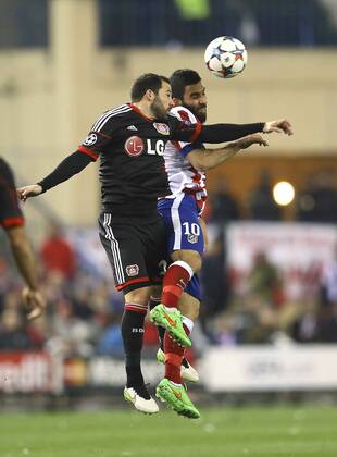 Foto: Gonzalo Castro ( Bayer 04 ) , gegen Arda Turan Fussball - Championsleague am Di. 17.03.2015 Achtelfinale, Atletico Madrid - Bayer 04 Leverkusen