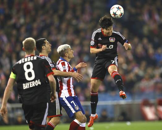 Foto: Heung Min Son ( Bayer 04 ) , gegen Antoine Griezmann Fussball - Championsleague am Di. 17.03.2015 Achtelfinale, Atletico Madrid - Bayer 04 Leverkusen