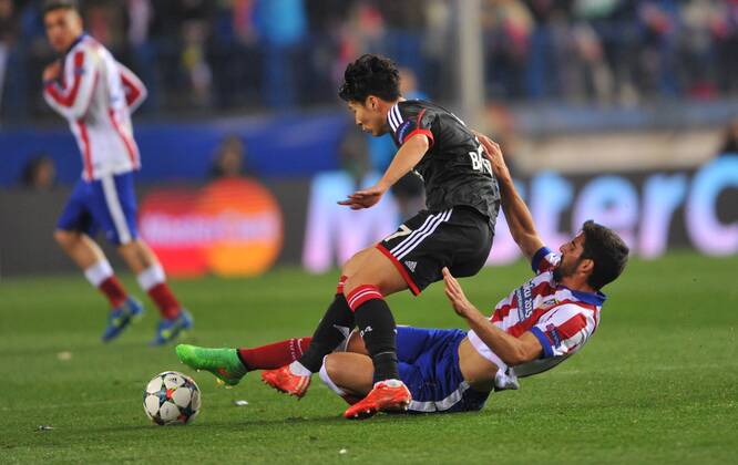 17.03.2015, xcox, Fussball UEFA Champions League, Atletico Madrid - Bayer 04 Leverkusen, v.l. Son Heung-Min (Bayer 04 Leverkusen) - Raul Garcia (Atl. Madrid) -