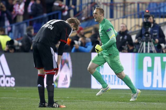 Atletico de Madrid s Jan Oblak (r) celebrates the victory in the Round of 16 of UEFA Champions League in presence of Bayer 04 Leverkusen s Stefan Kiessling dejected after the match.March 17,2015.  (20150301714)