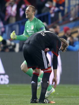Atletico de Madrid s Jan Oblak (r) celebrates the victory in the Round of 16 of UEFA Champions League in presence of Bayer 04 Leverkusen s Stefan Kiessling dejected after the match.March 17,2015.  (20150301715)