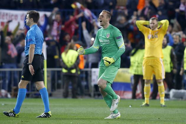 Atletico de Madrid s Jan Oblak (r) celebrates the victory in the Round of 16 of UEFA Champions League in presence of Bayer 04 Leverkusen s Bernd Leno dejected after the match.March 17,2015.  (20150301718)