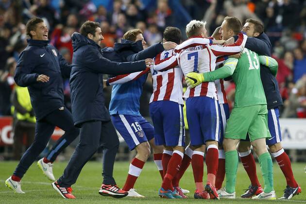 Atletico de Madrid s players celebrate the victory in the Round of 16 of UEFA Champions League after the match.March 17,2015.  (20150301725)