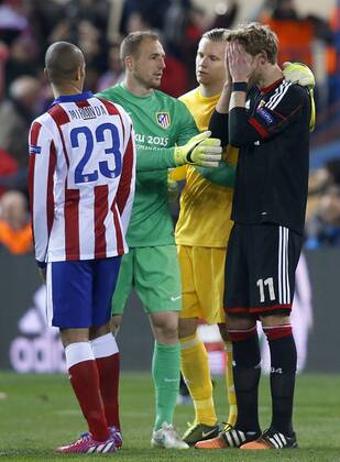 Atletico de Madrid s Joao Miranda (l) and Jan Oblak (c-l) and Bayer 04 Leverkusen s Stefan Kiessling (c-r) and Bernd Leno (r) after Champions League 2014 2015 match.March 17,2015.  (20150301729)