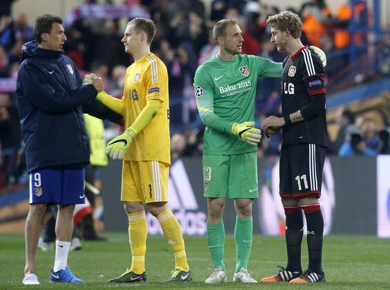 Atletico de Madrid s Mario Mandzukic (l) and Jan Oblak (c-r) and Bayer 04 Leverkusen s Bernd Leno (c-l) and Stefan Kiessling after Champions League 2014 2015 match.March 17,2015.  (20150301730)