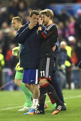 Foto: Stefan Kiessling ( Bayer 04 ) ist enttäuscht nach dem Elfmeterschiessen , findet Trost bei Mario Mandzukic Fussball - Championsleague am Di. 17.03.2015 Achtelfinale, Atletico Madrid - Bayer 04 Leverkusen