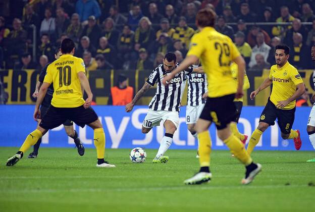 18.03.2015, xovx, Fussball UEFA Champions League, Borussia Dortmund - Juventus Turin, v.l. Henrikh Mkhitaryan (Borussia Dortmund), Carlos Tevez (Juventus Turin) mit dem Tor zum 0:1, Aktion.